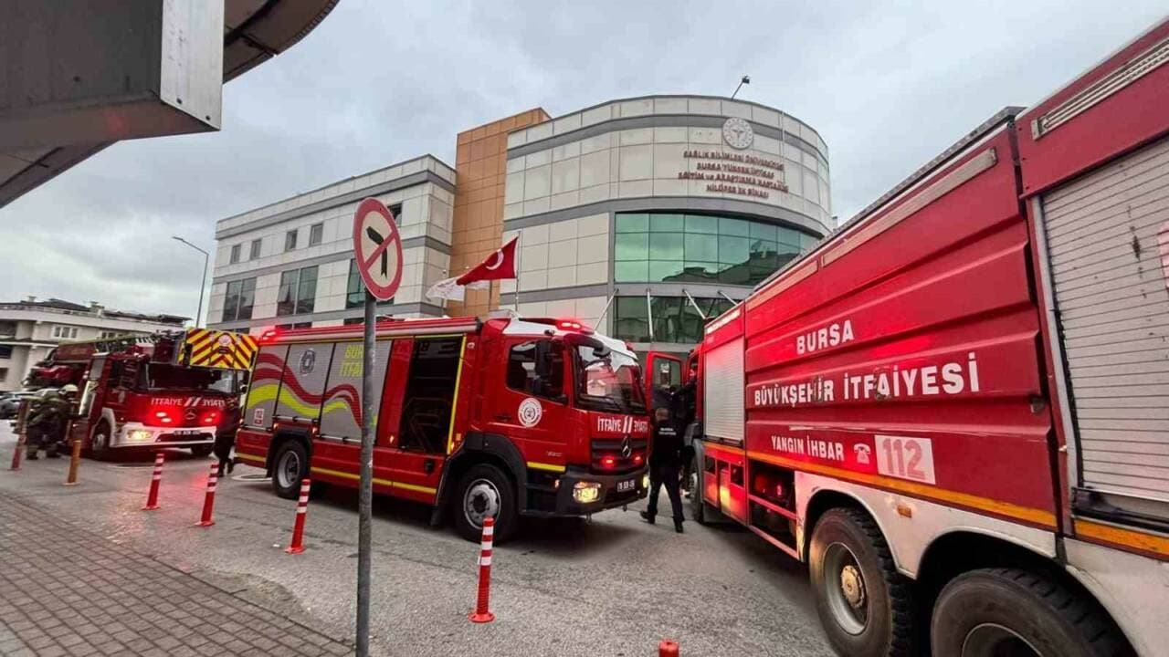 Bursa Yüksek İhtisas Hastanesi önünde yangına müdahale eden itfaiye araçları.