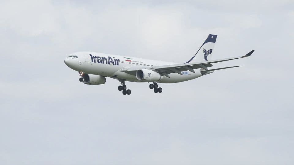 İran Hava Yolları'na ait bir yolcu uçağı iniş yaparken