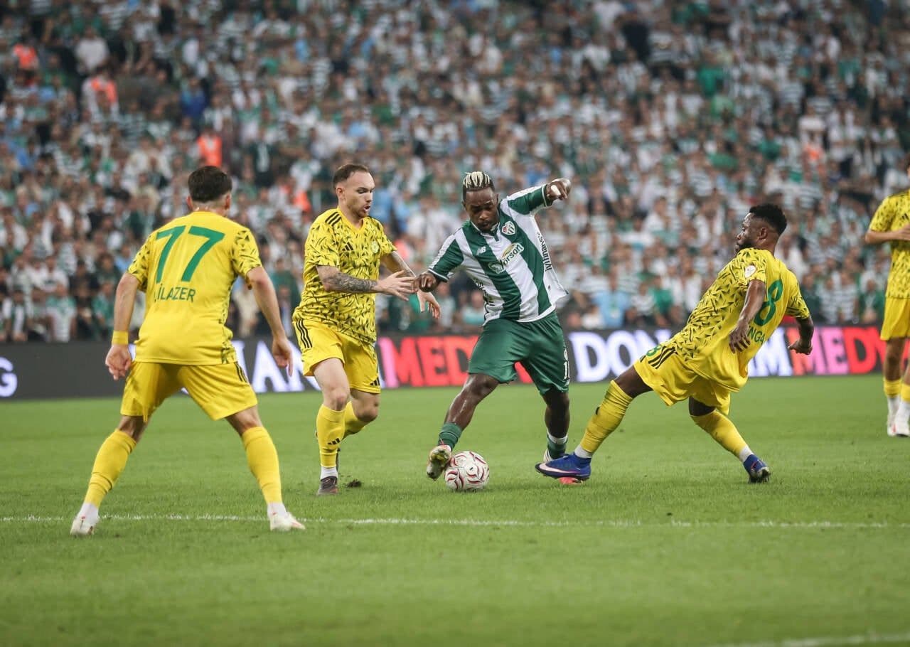 Trendyol 1. Lig maçında Bursasporlu futbolcular sahada mücadele ediyor.