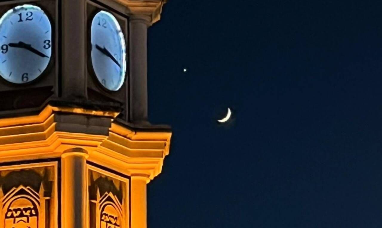 Bursa semalarında hilal şeklindeki Ay ve parlak bir yıldızın yan yana göründüğü gece gökyüzü.