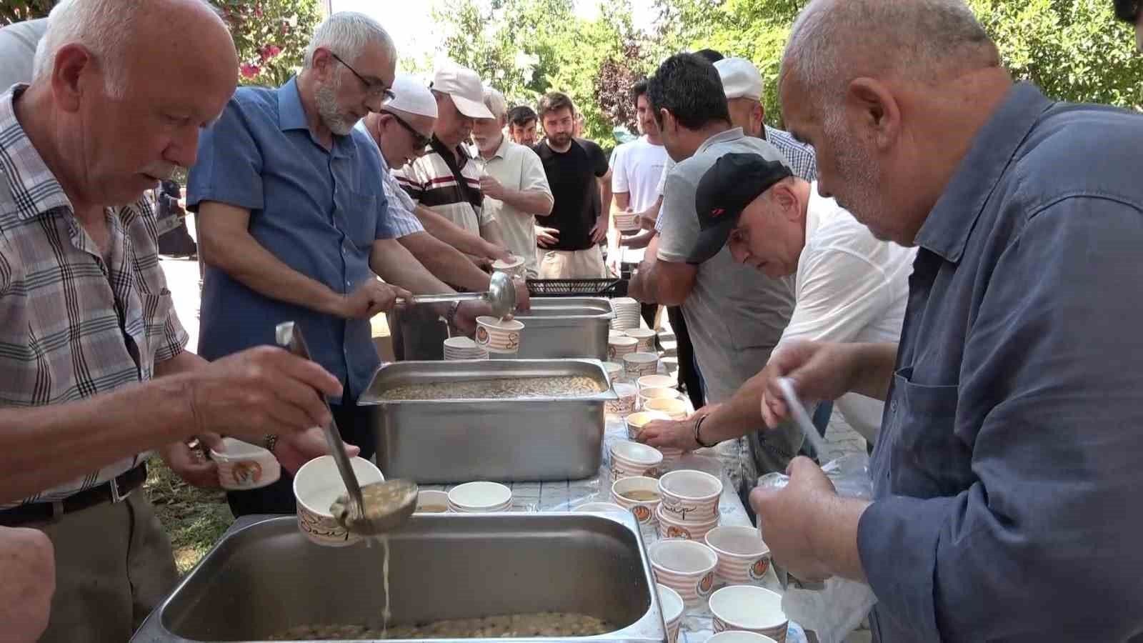 Bursa Kiremitçi Sinanbey Camii'nde Muharrem ayı dolayısıyla vatandaşlara aşure ikram ediliyor.