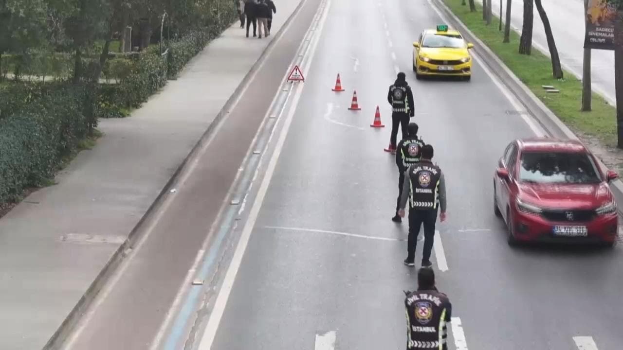 İstanbul'da korsan taşımacılık denetimi yapan sivil trafik ekipleri, yolda araçları durduruyor.