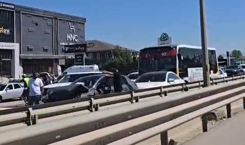 Bursa İnegöl'de zincirleme trafik kazası sonrası çarpışmış otobüsler ve otomobiller.