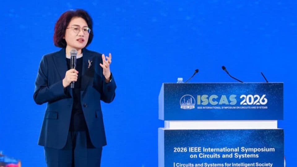 Huawei Yönetim Kurulu Üyesi He Tingbo, ISCAS 2026'da Tau Ölçekleme Yasası'nı açıklıyor.