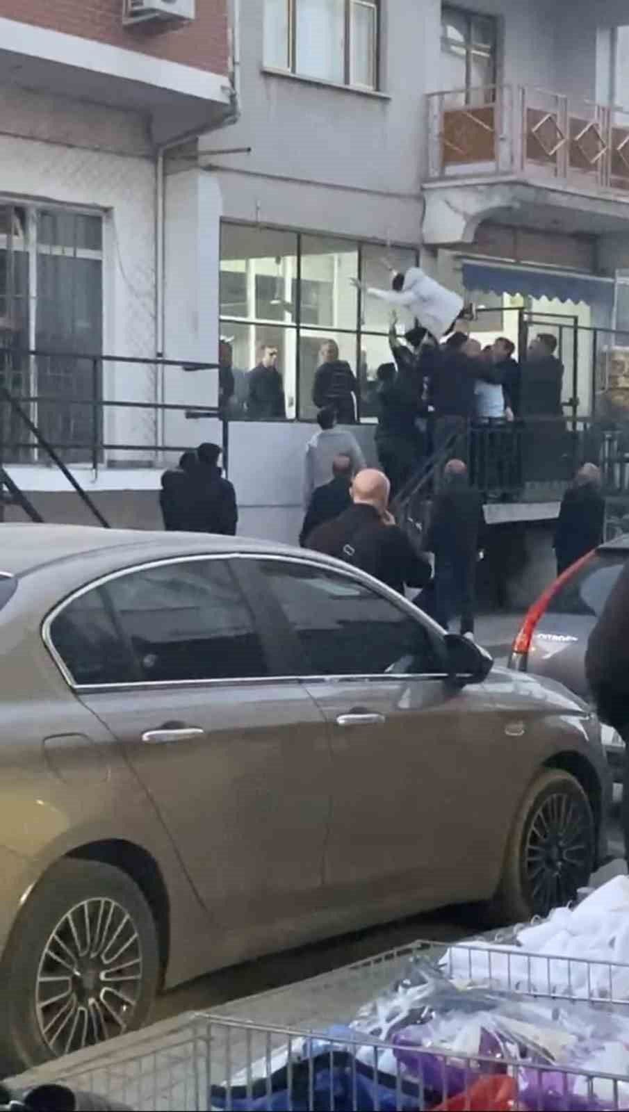 Bursa Osmangazi'de iki grup arasında çıkan tekmeli sopalı kavga anı.