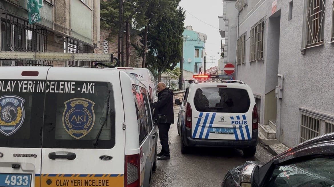 Bursa'da Şüpheli Ölüm: Evde Cansız Bulundu, İki Kişi Gözaltında