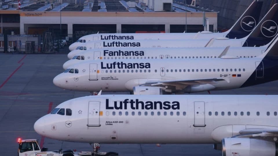 Lufthansa uçakları havalimanı apronunda park halinde