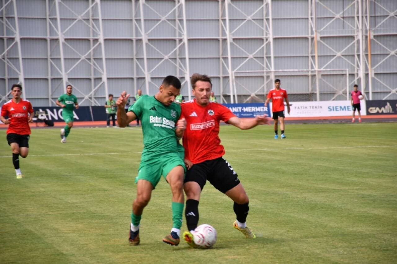 İnegöl Kafkasspor futbolcuları maç sırasında top kapma mücadelesi veriyor.