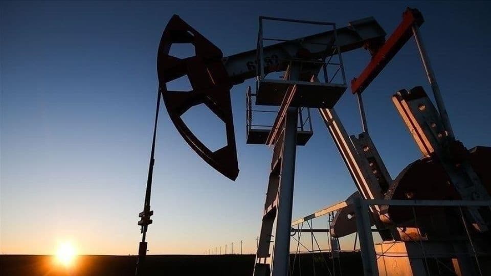 Gün batımında çalışan bir petrol pompası. Petrol üretimi ve enerji piyasası.