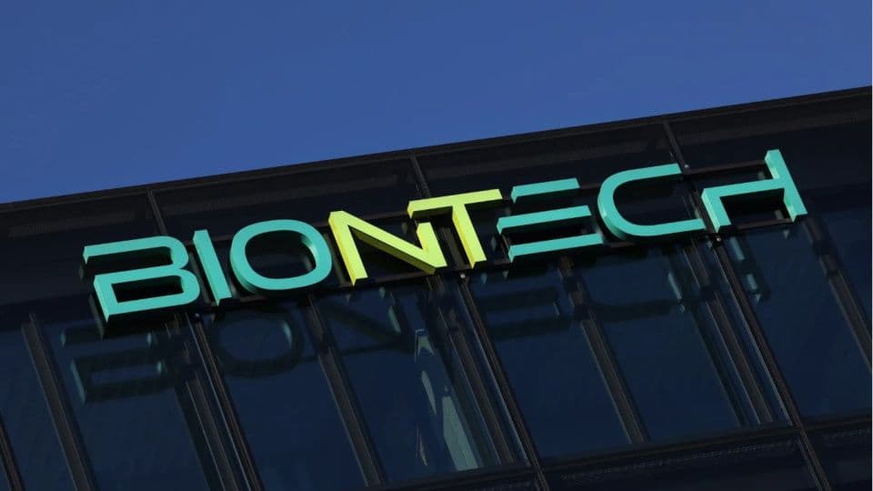 BioNTech şirketinin binası üzerindeki logosu.