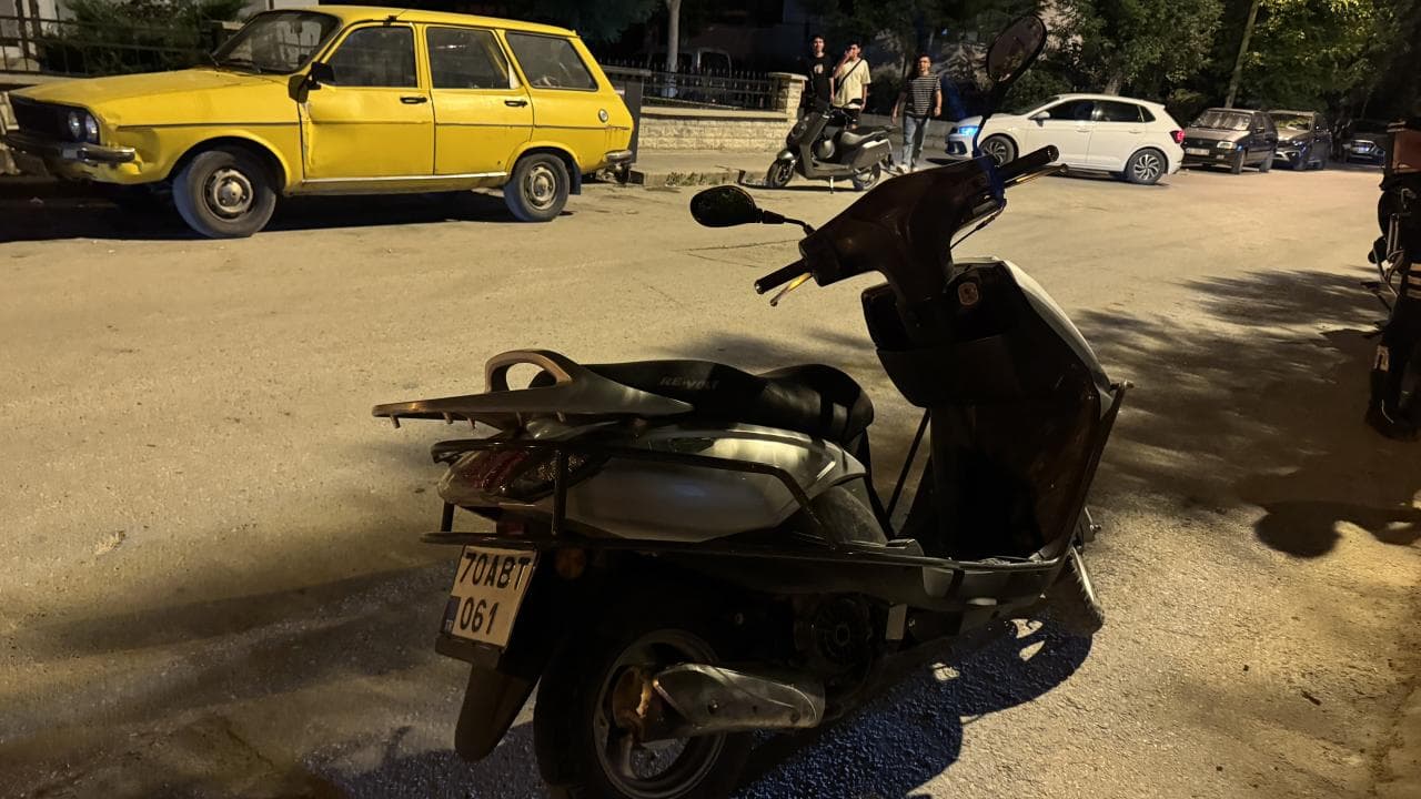 Gece vakti polis tarafından durdurulmuş bir motosiklet ve trafik polisi.