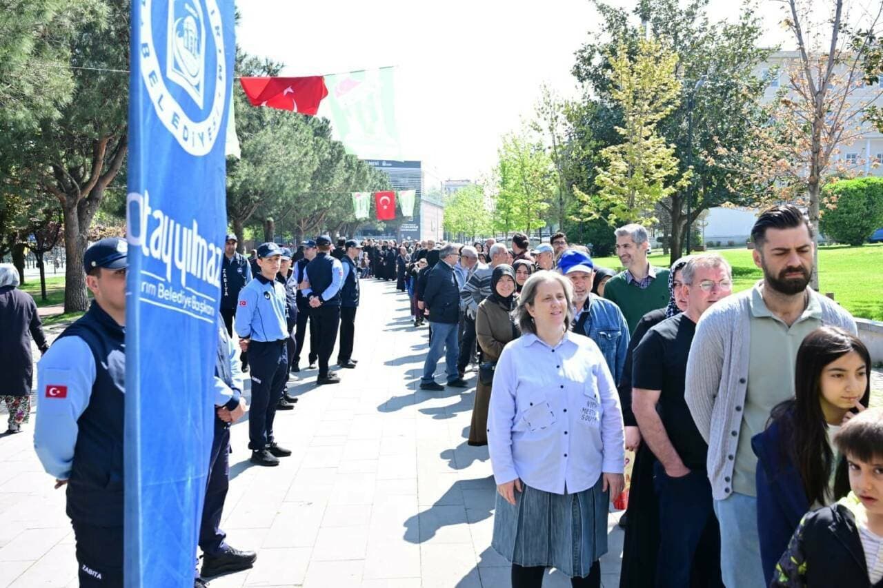 Yıldırım Belediyesi'nden 80 Bin Yerli Tohum Fidesi Dağıtımı: Bursalılardan Yoğun İlgi