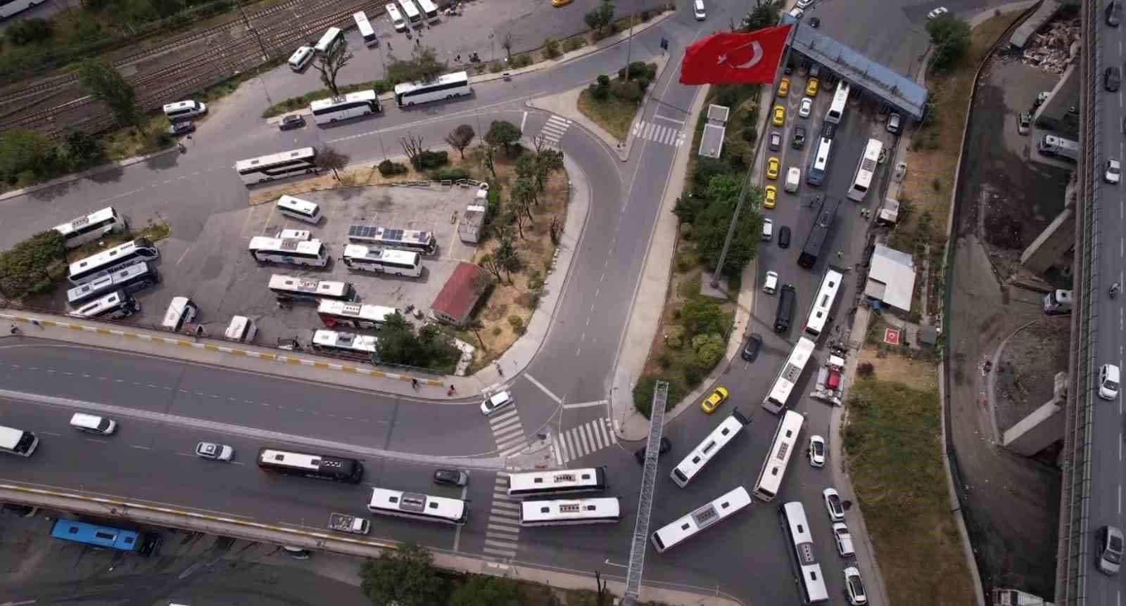 İstanbul Otogarı'nda bayram yoğunluğu, havadan görünüm, otobüsler ve trafik.