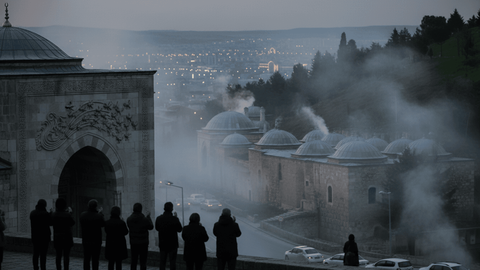 Bursa'nın Çekirge Sultan Efsanesi'ni anlatan görselde, eski bir şehir manzarası önünde dua eden yaşlı bir adam (Çekirge Sultan) görülüyor.