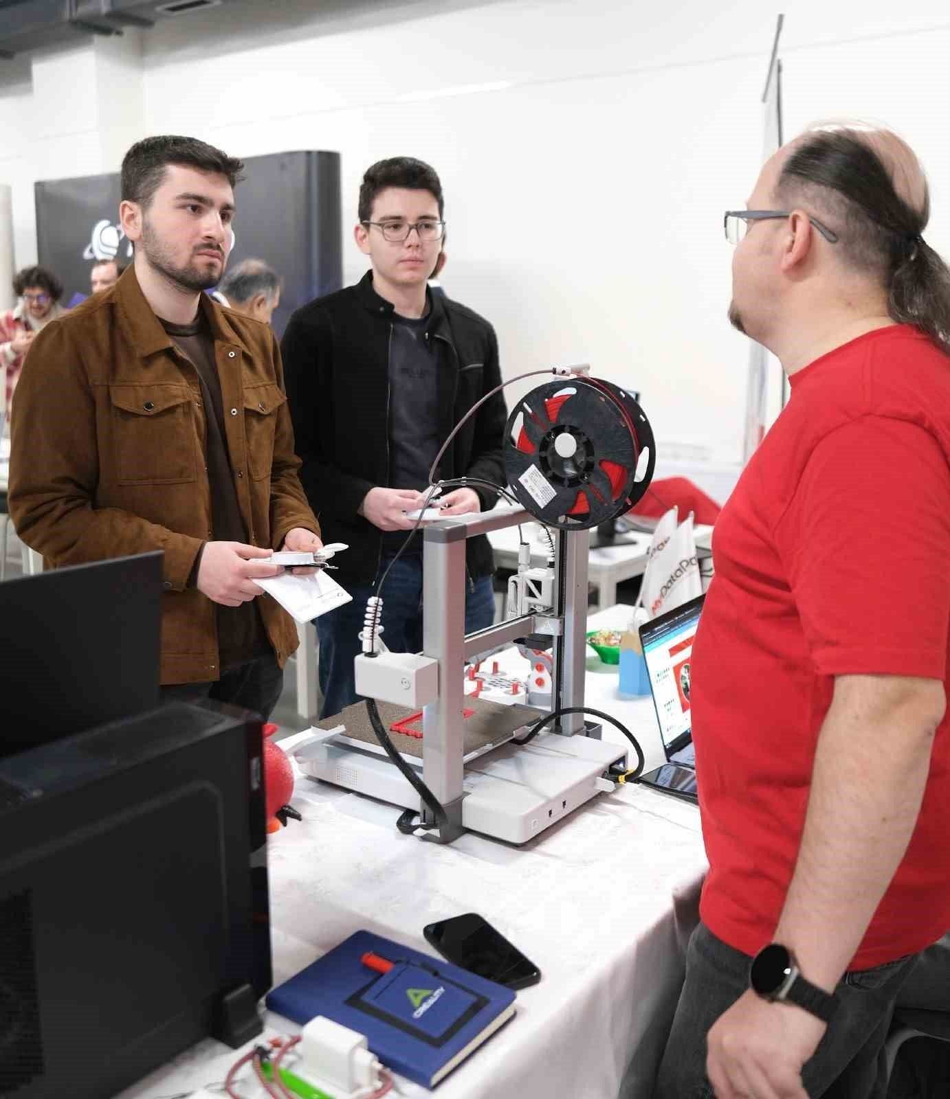 Mudanya Üniversitesi Bilişim Zirvesi'nde Geleceğin Teknolojileri ve Kariyer Fırsatları Ele Alındı