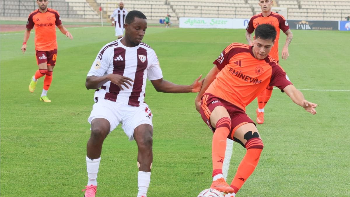 Ümraniyespor ve Bandırmaspor futbolcuları maç sırasında top mücadelesi veriyor.