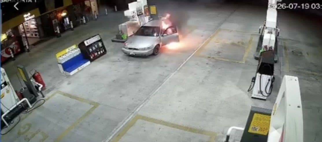 Bursa akaryakıt istasyonunda yanan otomobil, güvenlik kamerası görüntüsü