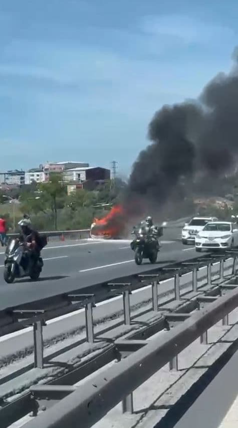 TEM Otoyolu'nda alev alev yanan otomobil ve yükselen siyah dumanlar.