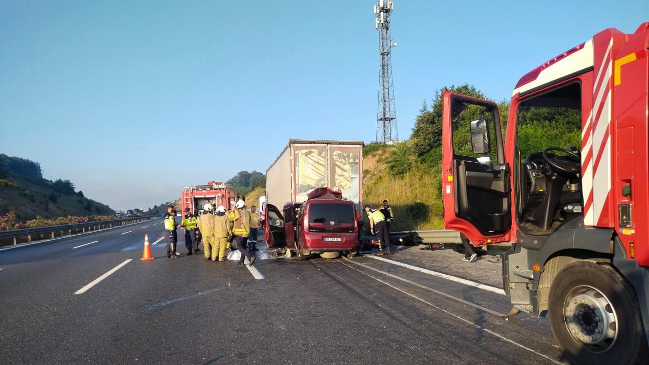 Kuzey Marmara Otoyolu'nda meydana gelen trafik kazası sonrası olay yeri ve ekipler.