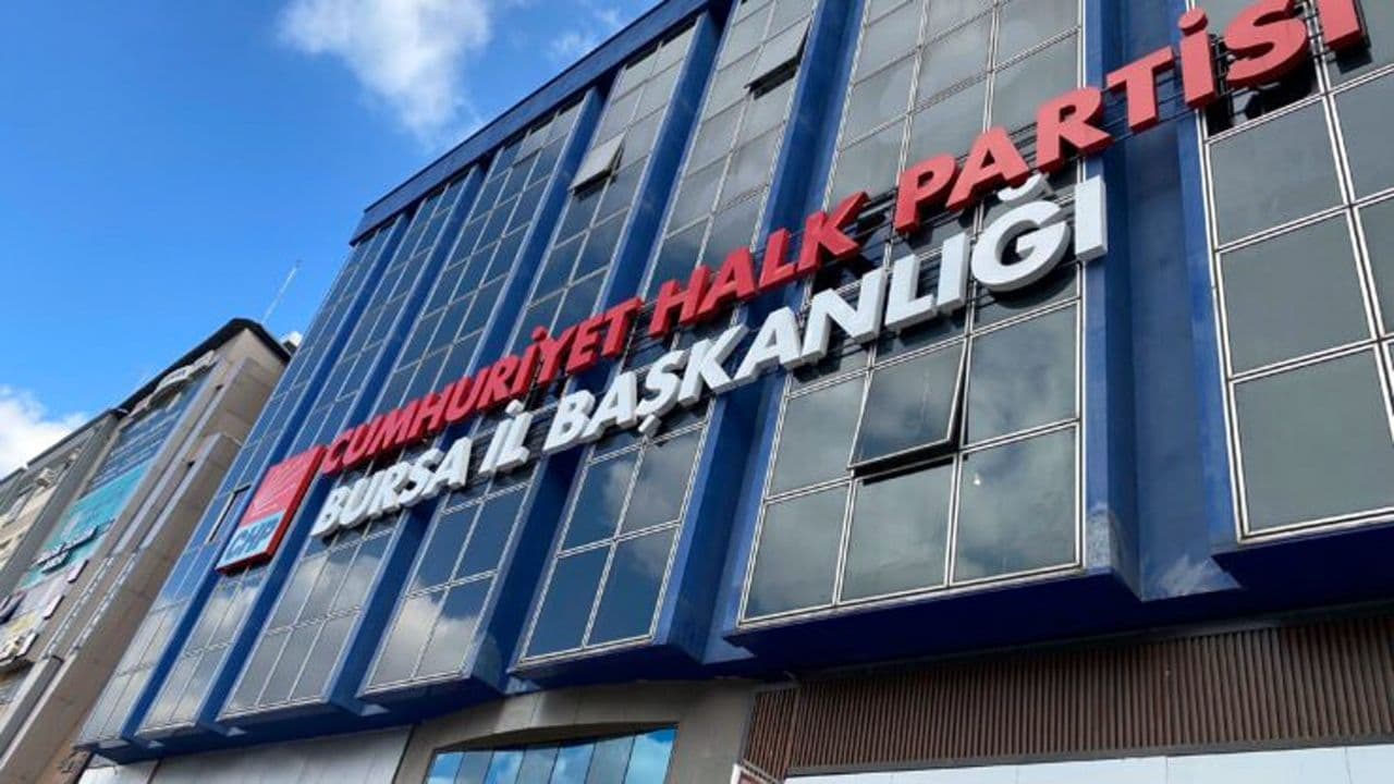 CHP Bursa Gençlik Kolları Başkanı Berkcan Bora, Görevden Alma İddialarını Yalanladı