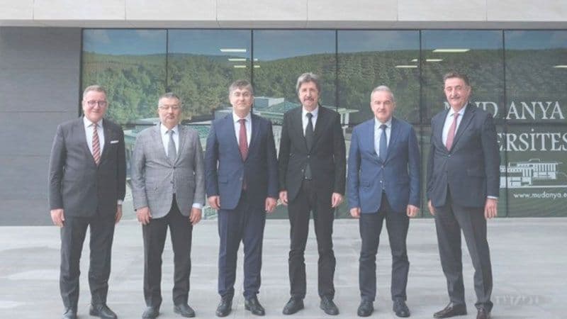 Bursa'daki Mudanya ve Uludağ üniversiteleri rektörleri ve yöneticileri iş birliği toplantısında.