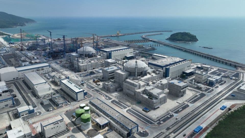 Çin'de kıyı şeridinde yer alan bir nükleer enerji santrali veya inşaat alanı.