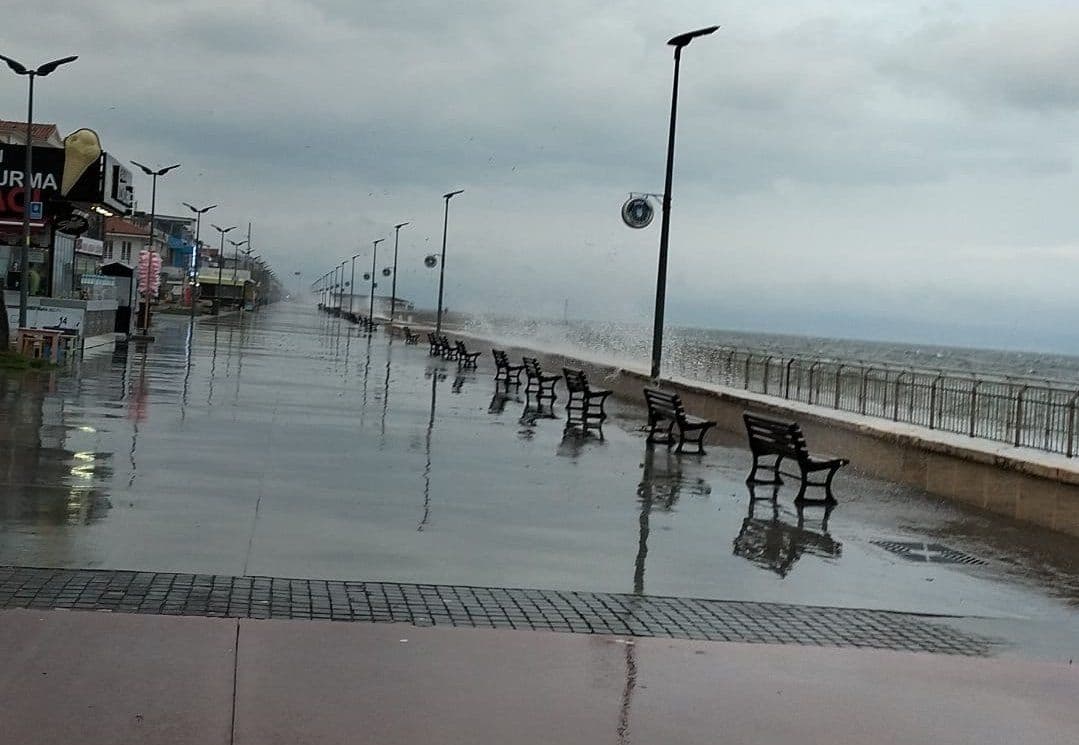 Marmara Denizi kıyısında fırtınalı hava, dalgalar ve ıslak bir sahil yolu.