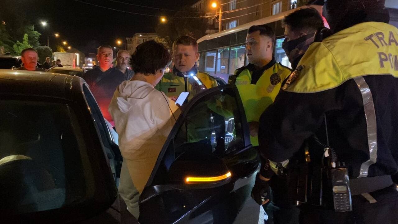 Bursa'da trafik polisleri tarafından durdurulan bir sürücü ve aracı.