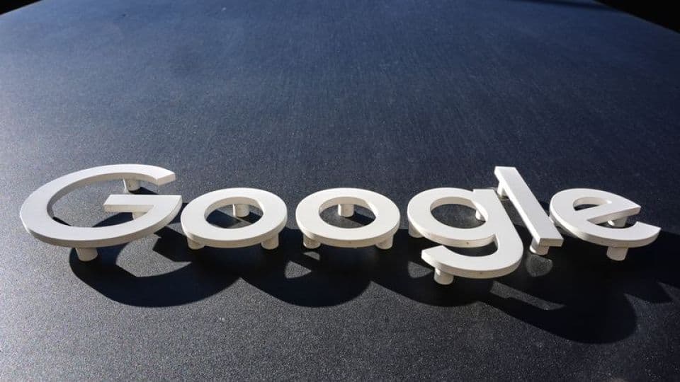 Koyu renkli bir yüzey üzerinde Google logosu.