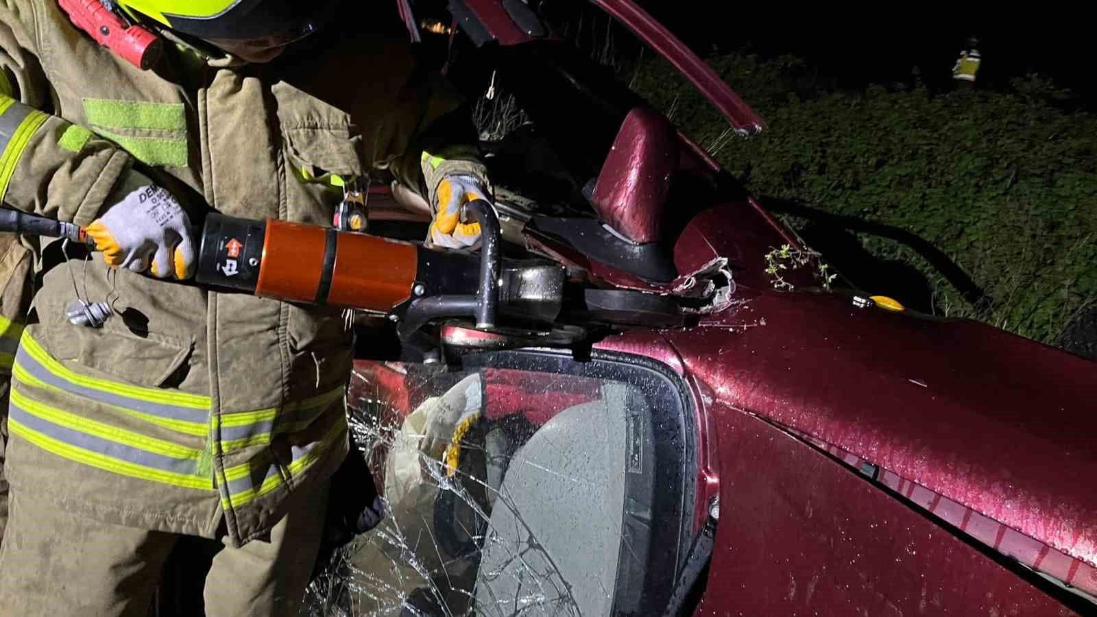 Balıkesir Gönen'de trafik kazası sonrası araçtan sıkışan kişiyi kurtaran itfaiye ekipleri.