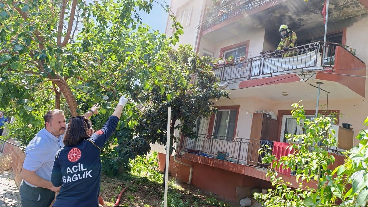Bursa'da bir apartmanda çıkan yangın sonrası olay yerinde bulunan itfaiye ve acil sağlık ekipleri.