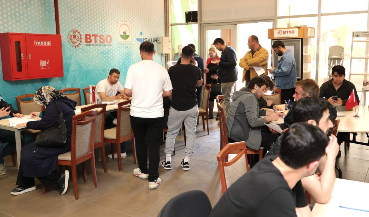Bursa'da istihdam buluşmalarında iş arayanlar ve işverenler bir araya geldi.