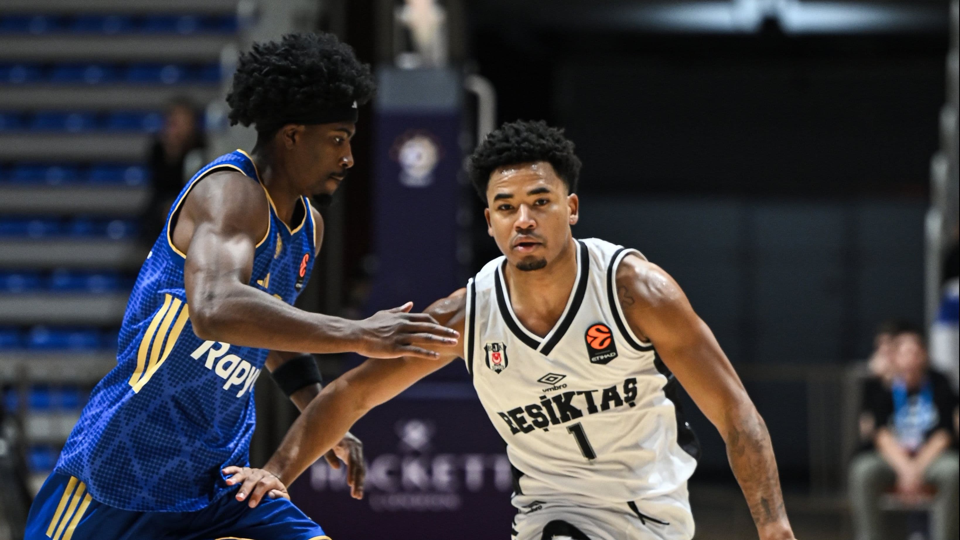 Beşiktaş ve Maccabi Tel-Aviv basketbolcuları maç sırasında top mücadelesi veriyor.