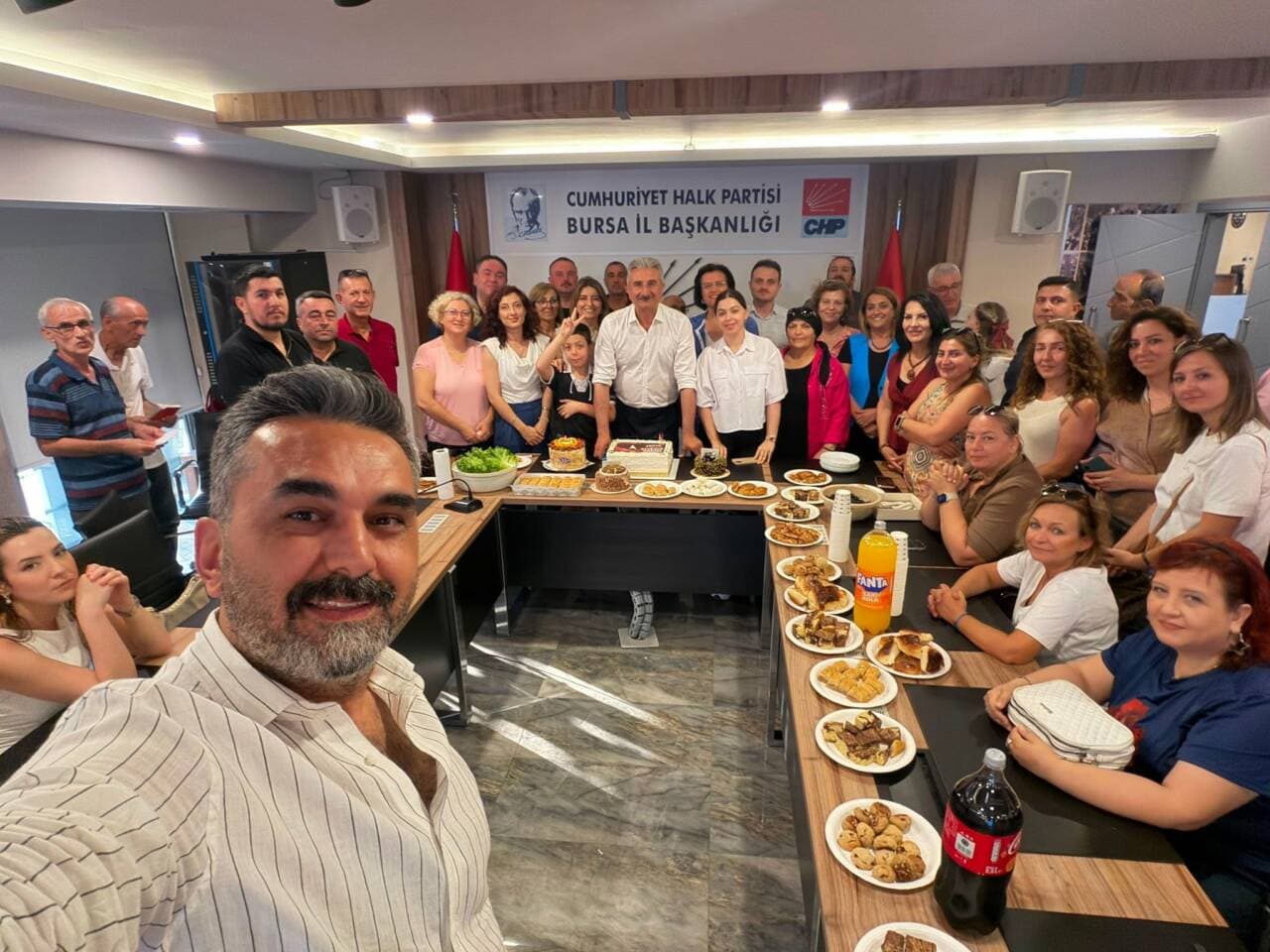 CHP Bursa Eski İl Başkanı Nihat Yeşiltaş, Doğum Gününü 'Demokrasi Nöbeti'nde Kutladı