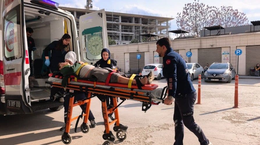 İnegöl'de motosiklet kazası sonrası ambulansa alınan yaralı.