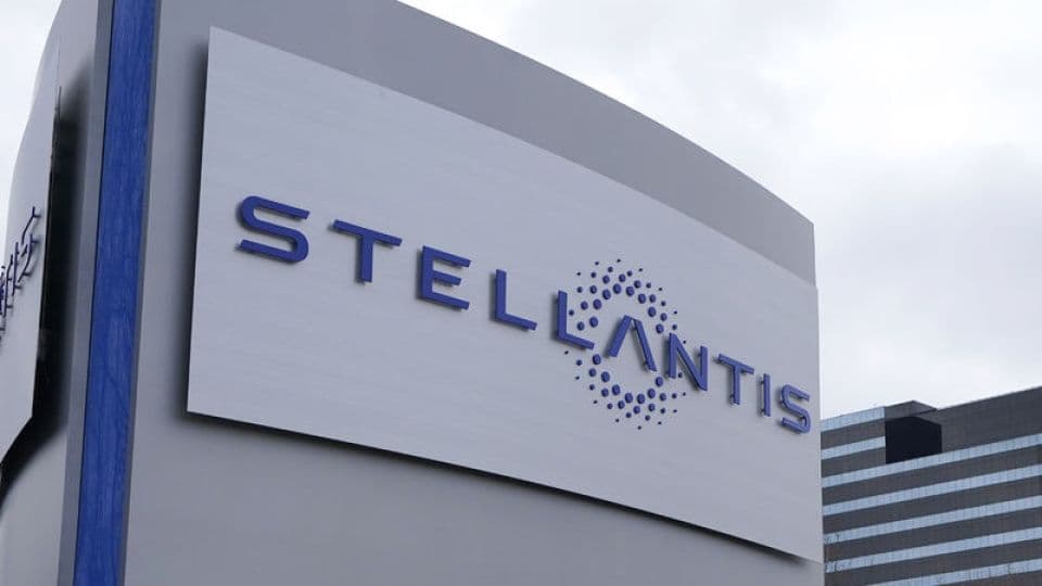 Stellantis şirket binası önündeki logo tabelası.