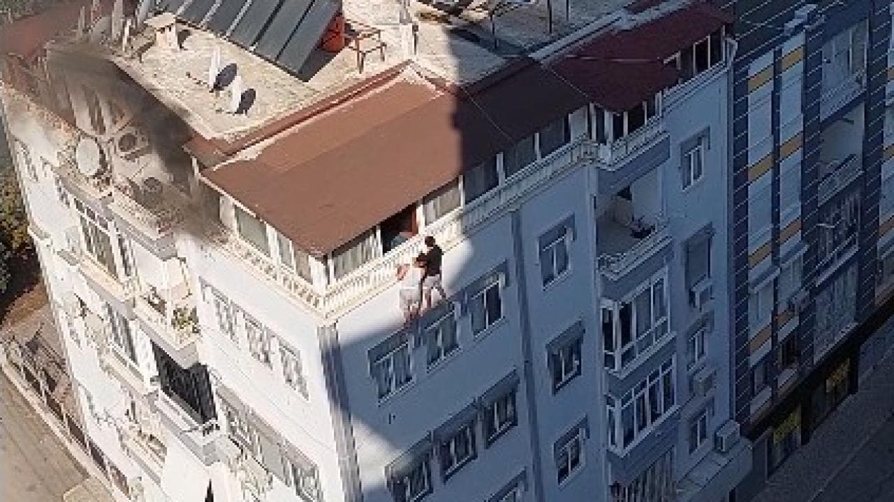 Antalya'da yanan apartmanın terasında mahsur kalan kişilerin kurtarılma anı.