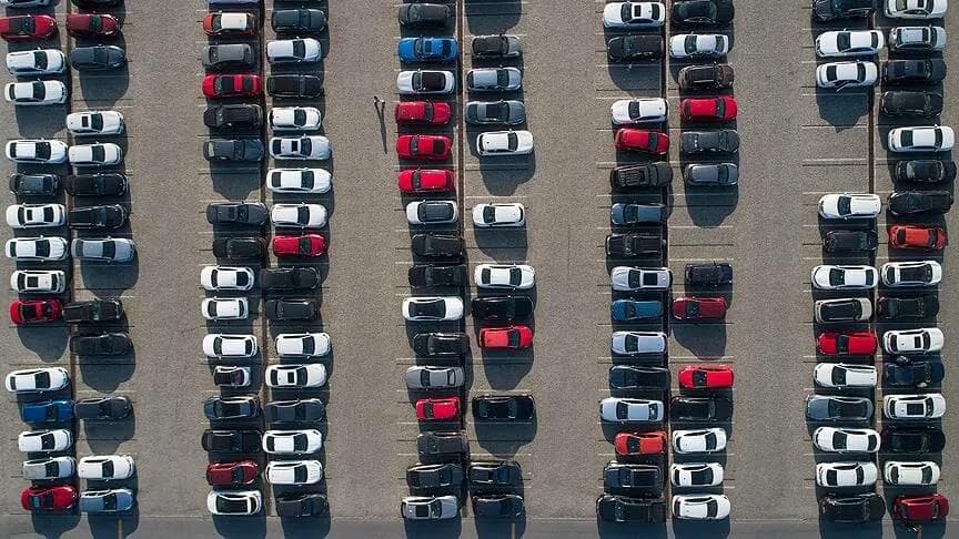 Bursa'da okul bahçesinde park etmiş araçlar, otopark çözümü