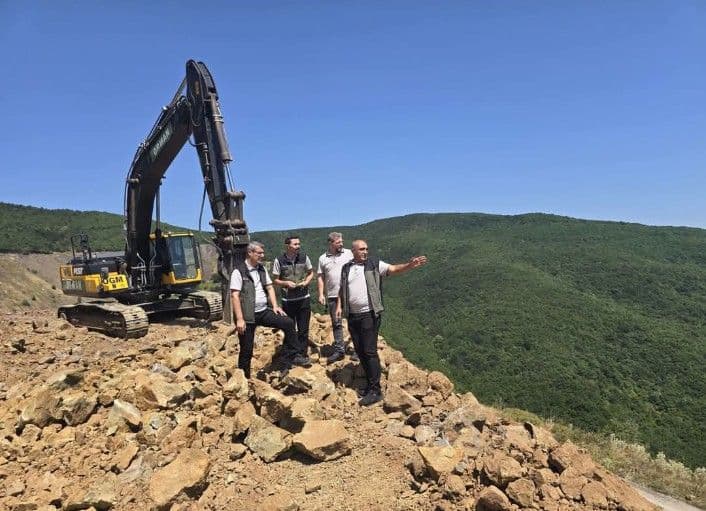 Bursa'da orman yolu yapımını inceleyen yetkililer ve ekskavatör.