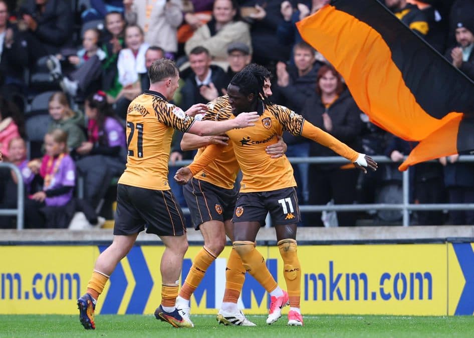 Hull City futbolcuları maçta gol sevinci yaşıyor.