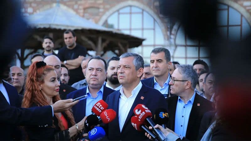 CHP'de Grup Toplantısı Gerilimi: Özgür Özel Salı Gününe İşaret Etti