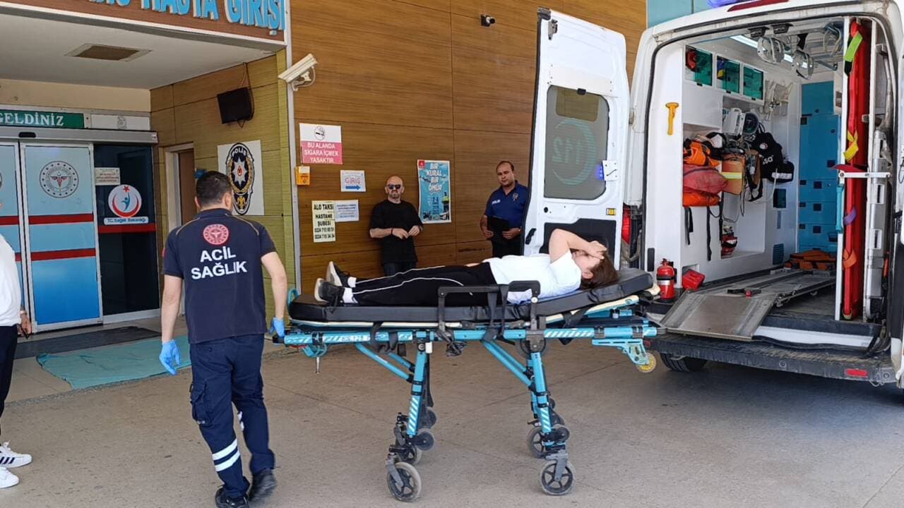 Bursa İnegöl'de triportör kazasında yaralanan bir kişi sedyede hastaneye taşınıyor, yanında sağlık görevlileri ve ambulans var.