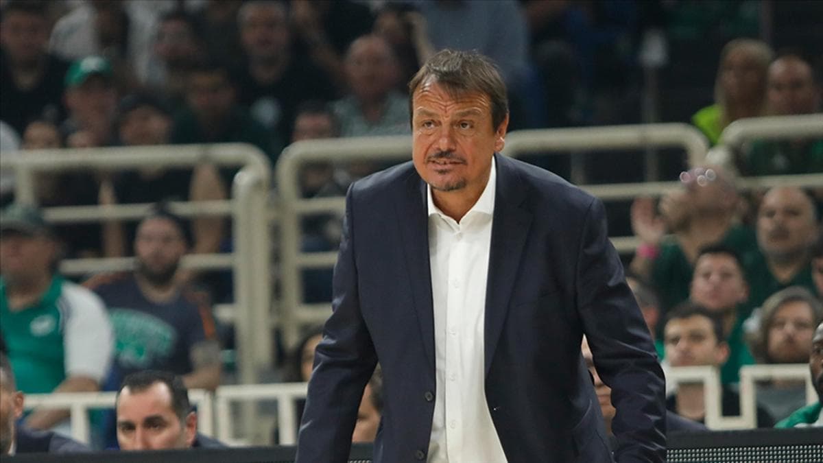 Panathinaikos Başantrenörü Ergin Ataman, maç sırasında kenarda.