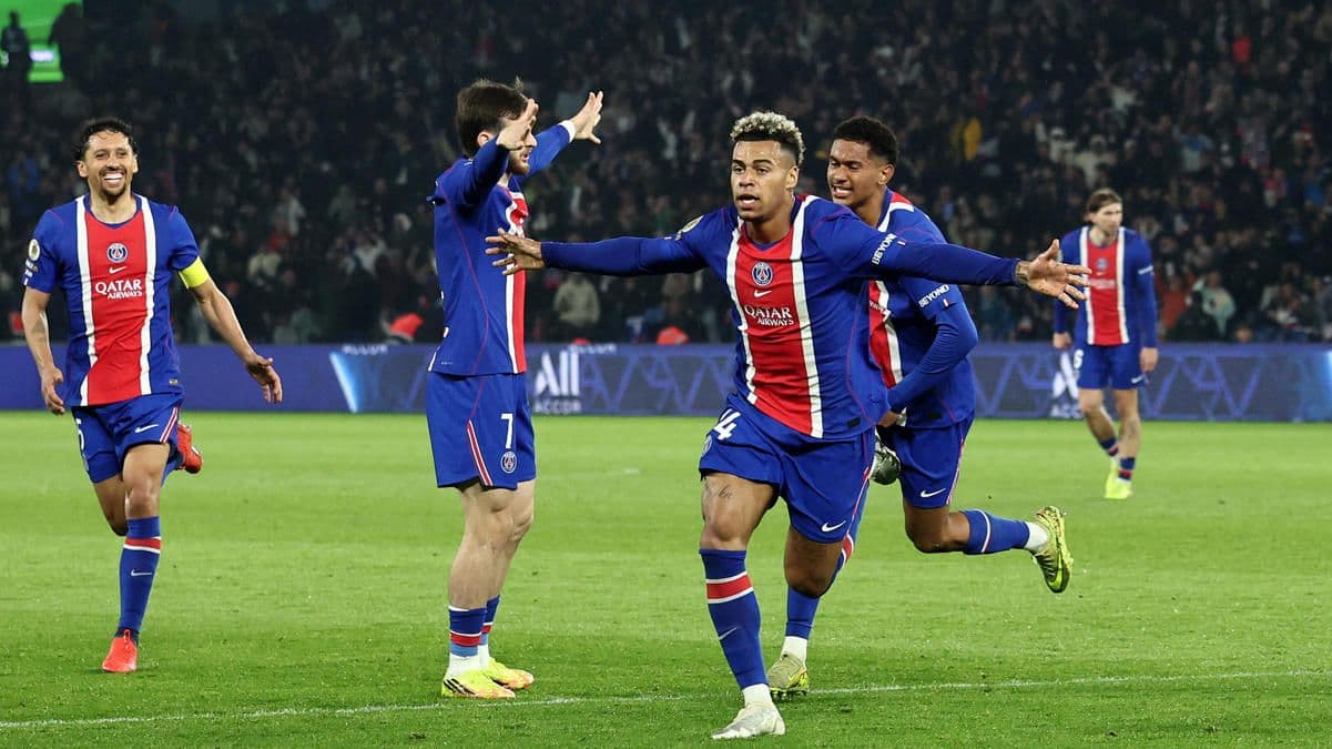 Paris Saint-Germain (PSG) futbolcuları, Brest maçında attıkları gol sonrası sevinç yaşıyor.