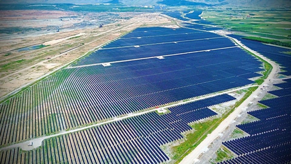 Geniş bir alana yayılmış güneş paneli tarlası, temiz enerji üretimi