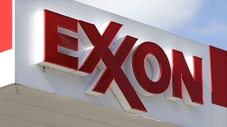 ExxonMobil logosu, enerji şirketinin kar düşüşü haberini temsil ediyor.