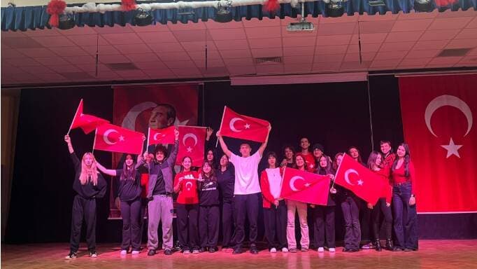 Bursa'dan 15 Temmuz Yarışmasına Çifte Ödül: Zeki Müren Lisesi Başarısı