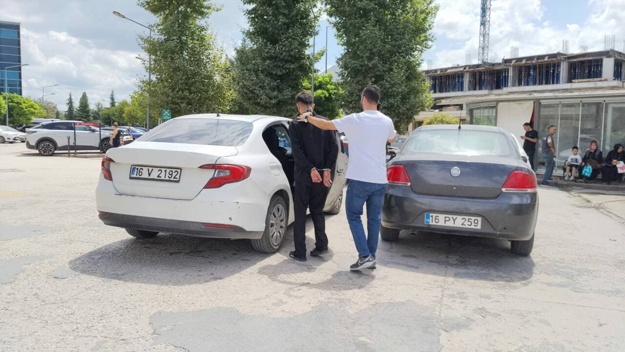 Bursa'da Polis Takibi Sonucu 20 Bin Sentetik Ecza Hap Ele Geçirildi