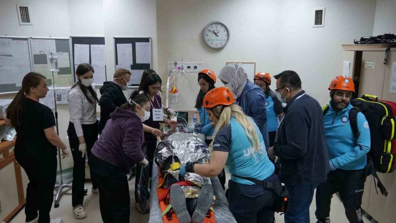 Afyonkarahisar Şuhut Devlet Hastanesi'nde düzenlenen afet tatbikatına katılan sağlık ve kurtarma ekipleri.