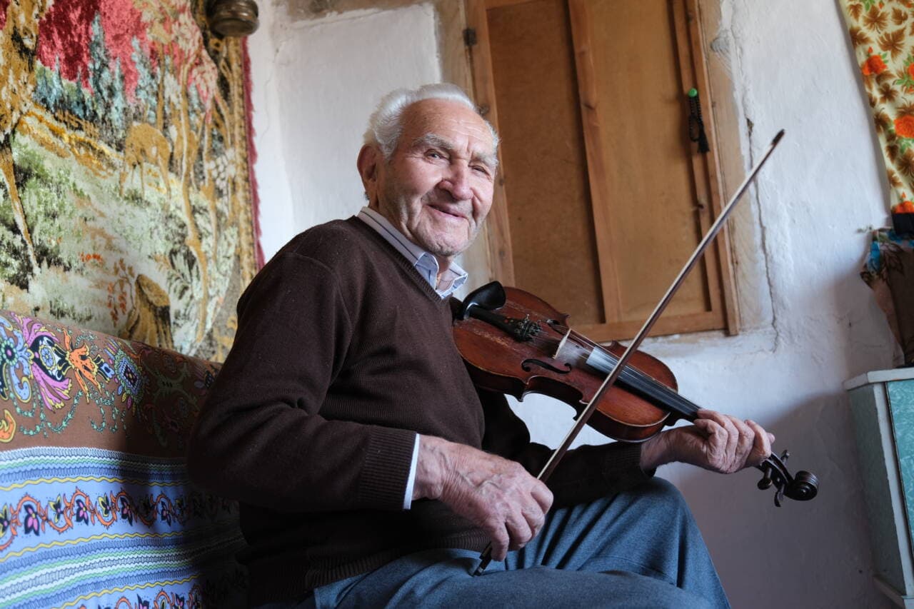 Bursa'da 73 Yıllık Müzik Tutkusu: Müslüm Kahraman'ın Kemanla Geçen Ömrü